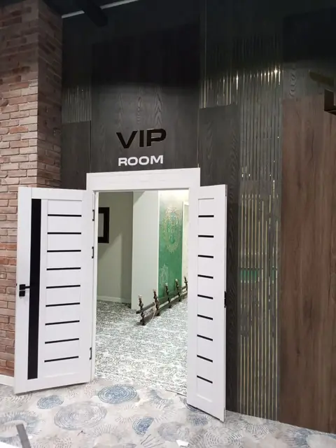 VIP ROOM: объёмные буквы над входом в VIP-зал