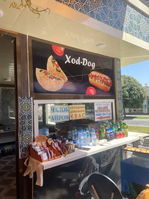 Xod-Dog: рекламный баннер над окном киоска