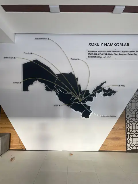 XORIJIY HAMKORLAR: настенная карта партнёров и цитата на оформленной стене