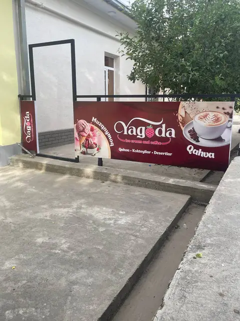 Yagoda ice cream and coffee: баннерное ограждение террасы и крышные объёмные буквы на каркасе