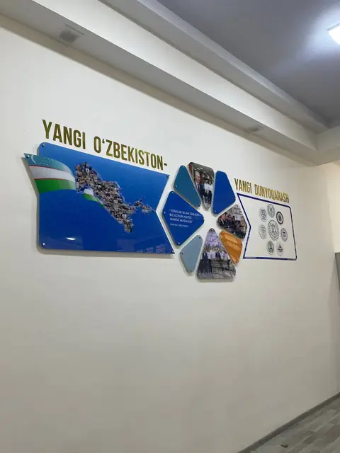 YANGI O‘ZBEKISTON – YANGI DUNYOQARASH: интерьерная композиция: акриловая карта, фото-панели, эмблемы и золотые буквы