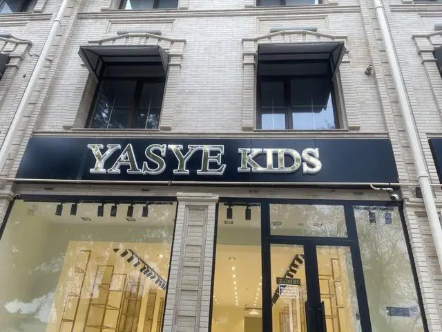 YASYE KIDS: объёмные буквы с зеркальными лицевыми на фасаде детского магазина