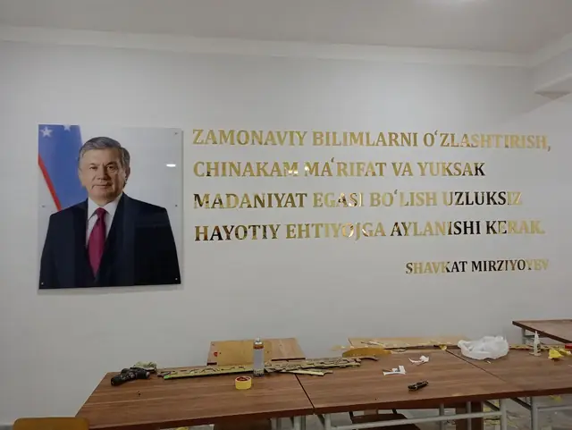ZAMONAVIY BILIMLARNI O‘ZLASHTIRISH: интерьерная надпись из зеркальных золотых букв с портретом на стене