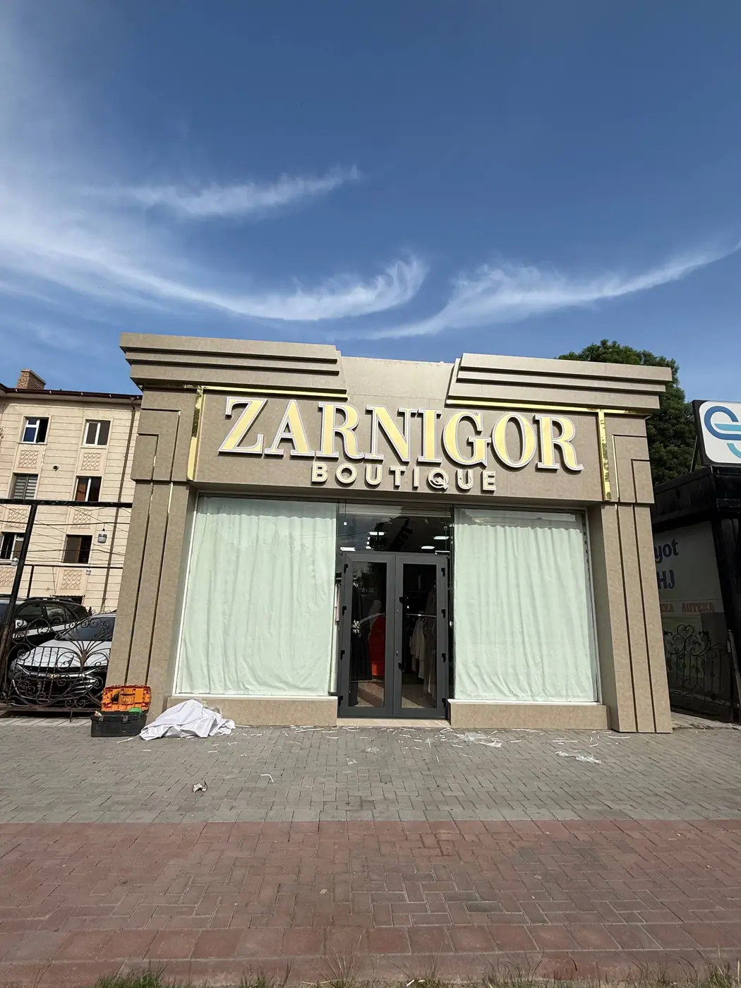 Zarnigor Boutique: облицовка фасада композитом с золотыми молдингами, объёмные буквы и корона на парапете