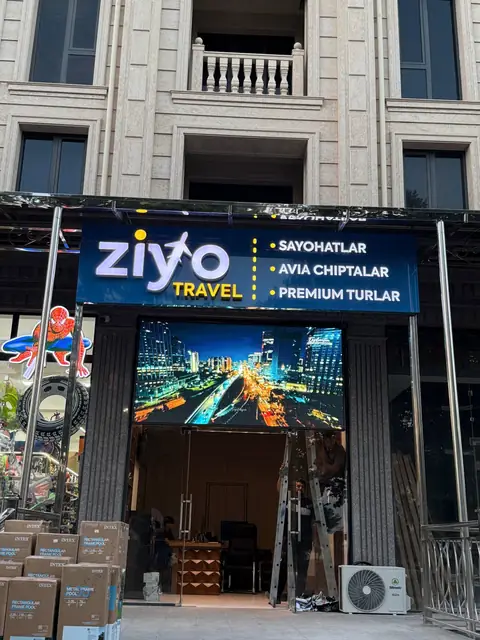 Ziyo Travel: световой короб над входом и интерьерные буквы с контражурной подсветкой