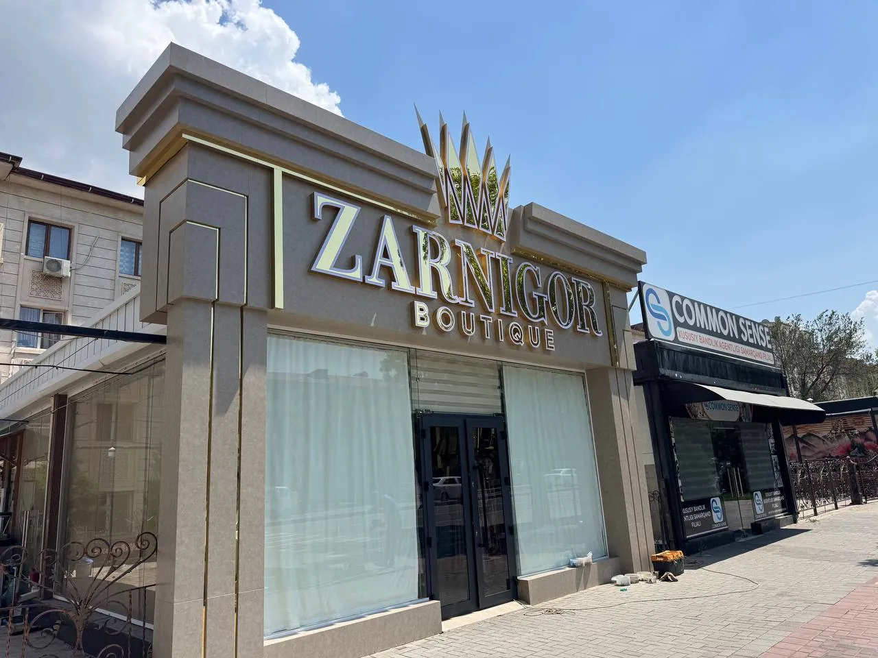 Фасад бутика Zarnigor с объёмными буквами днём